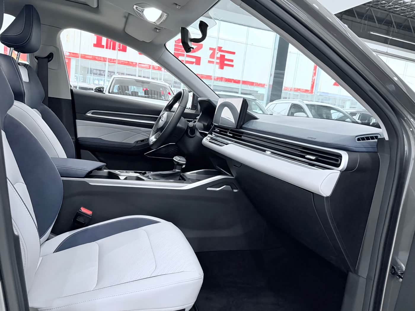 Geely Emgrand 1.5 л 2022 г. Серебристо-серый, пробег 23000 км