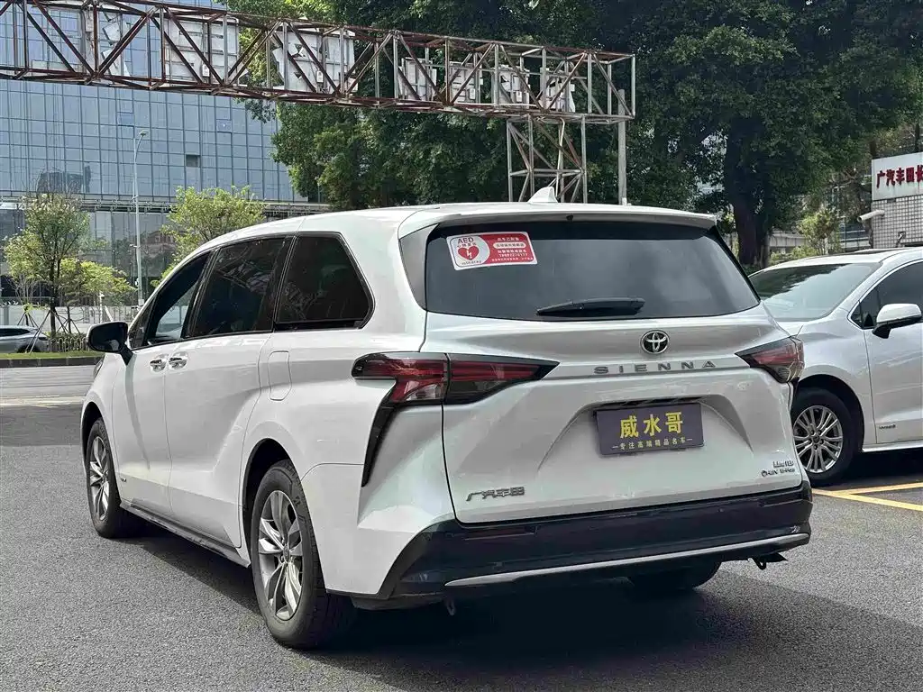 Toyota Sienna — миниатюра 3