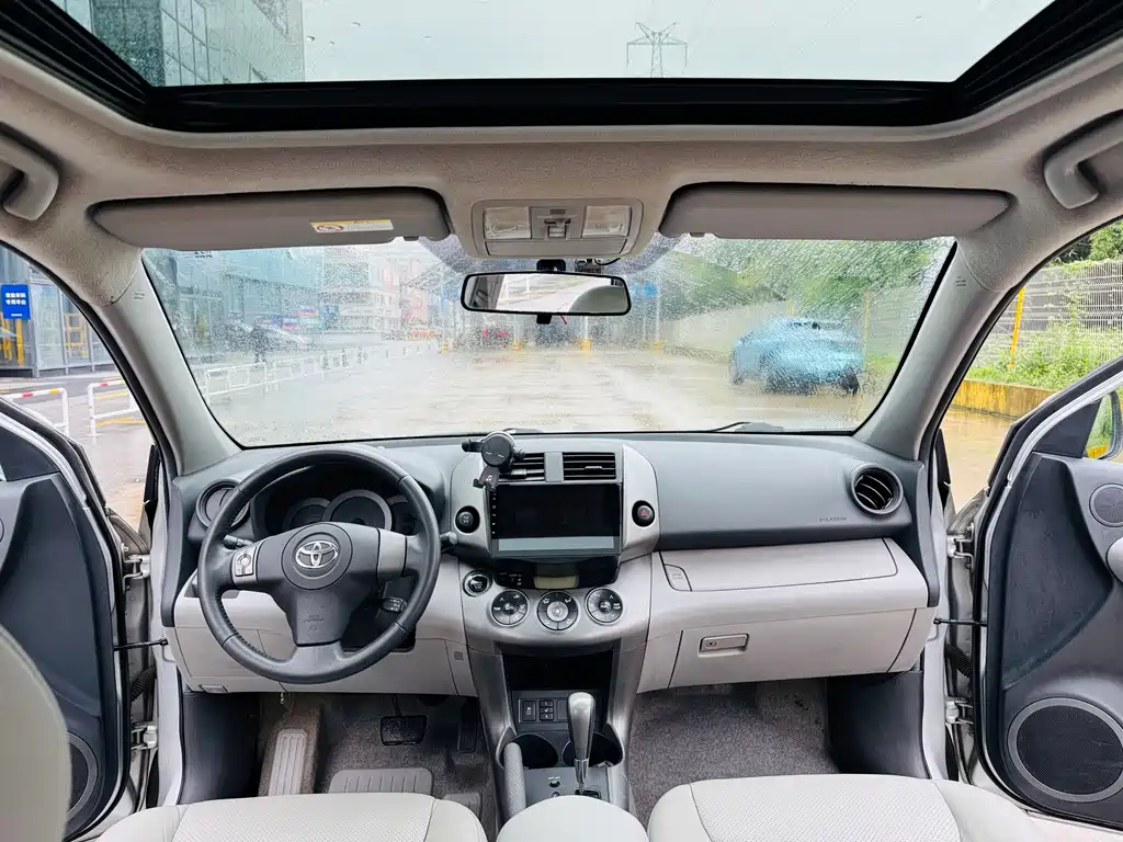 Toyota RAV4 — миниатюра 6