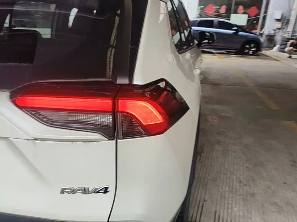 Toyota RAV4 — миниатюра 8