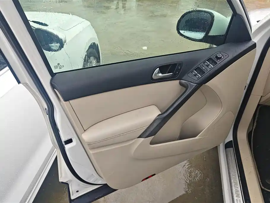 Volkswagen Tiguan 2012 2.0TSI AT