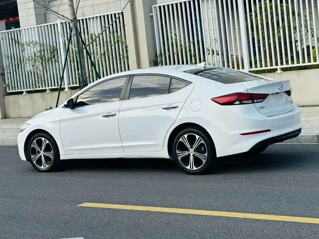 Hyundai Elantra — миниатюра 3