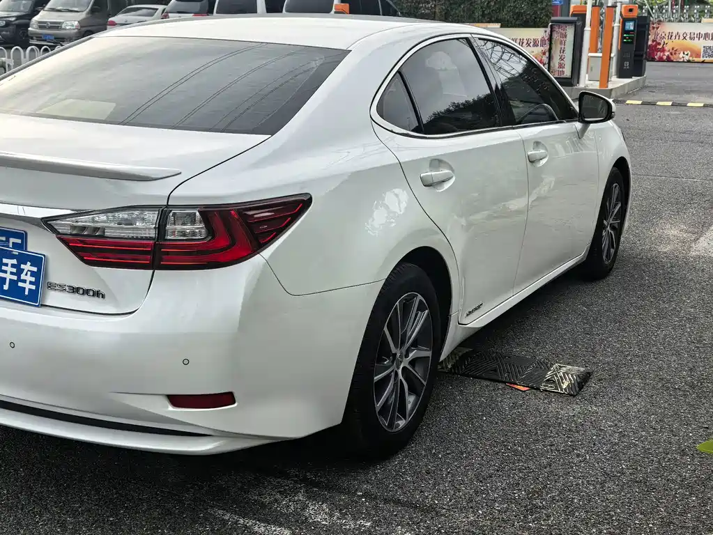 Lexus ES — миниатюра 5