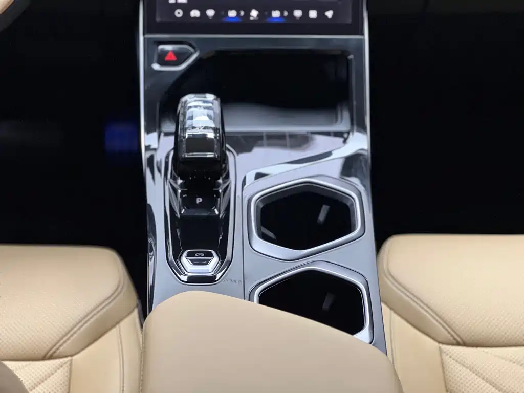 Geely Boyue L — миниатюра 13