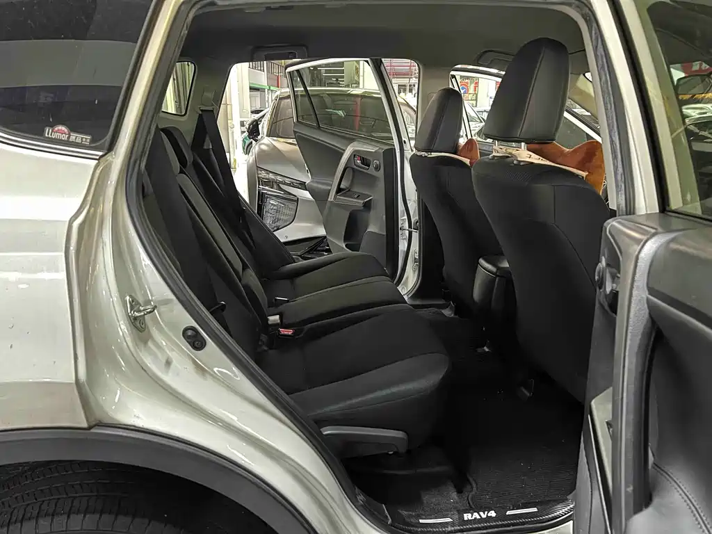 Toyota RAV4 — миниатюра 8