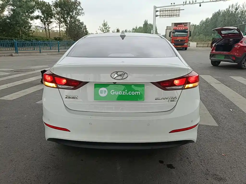 Hyundai Elantra — миниатюра 6