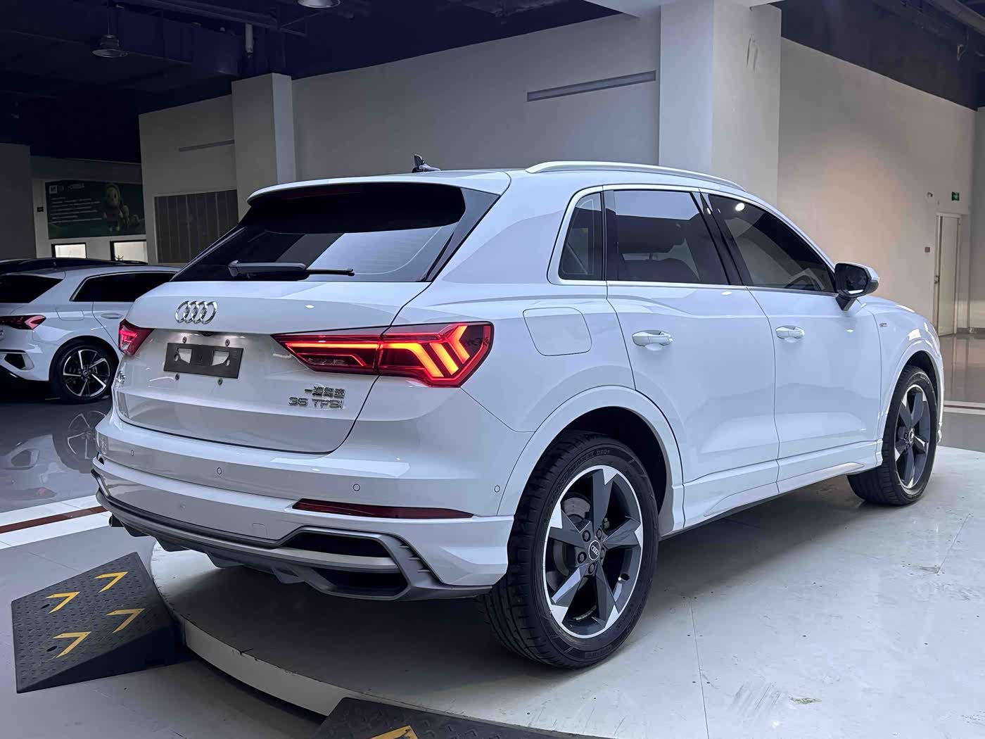 Audi Q3 1.4 л 2023 г. Белый, пробег 32000 км