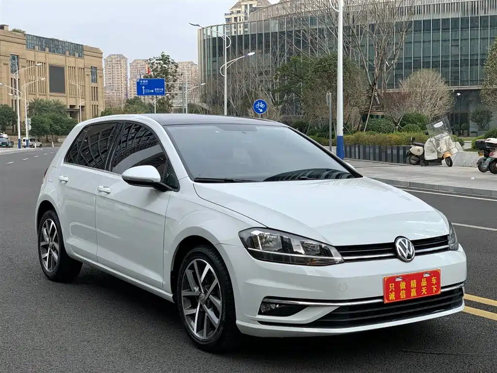 VOLKSWAGEN GOLF