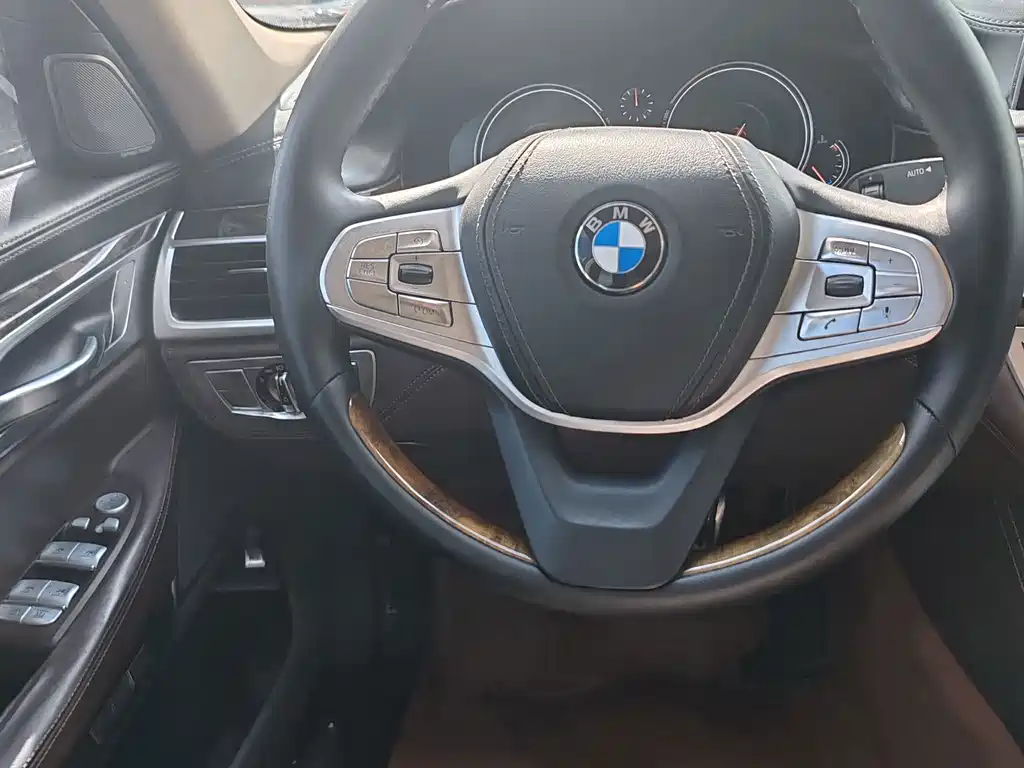 BMW 7 Series — миниатюра 6