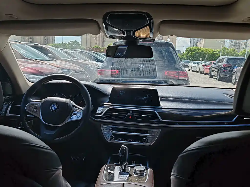 BMW 7 Series — миниатюра 13