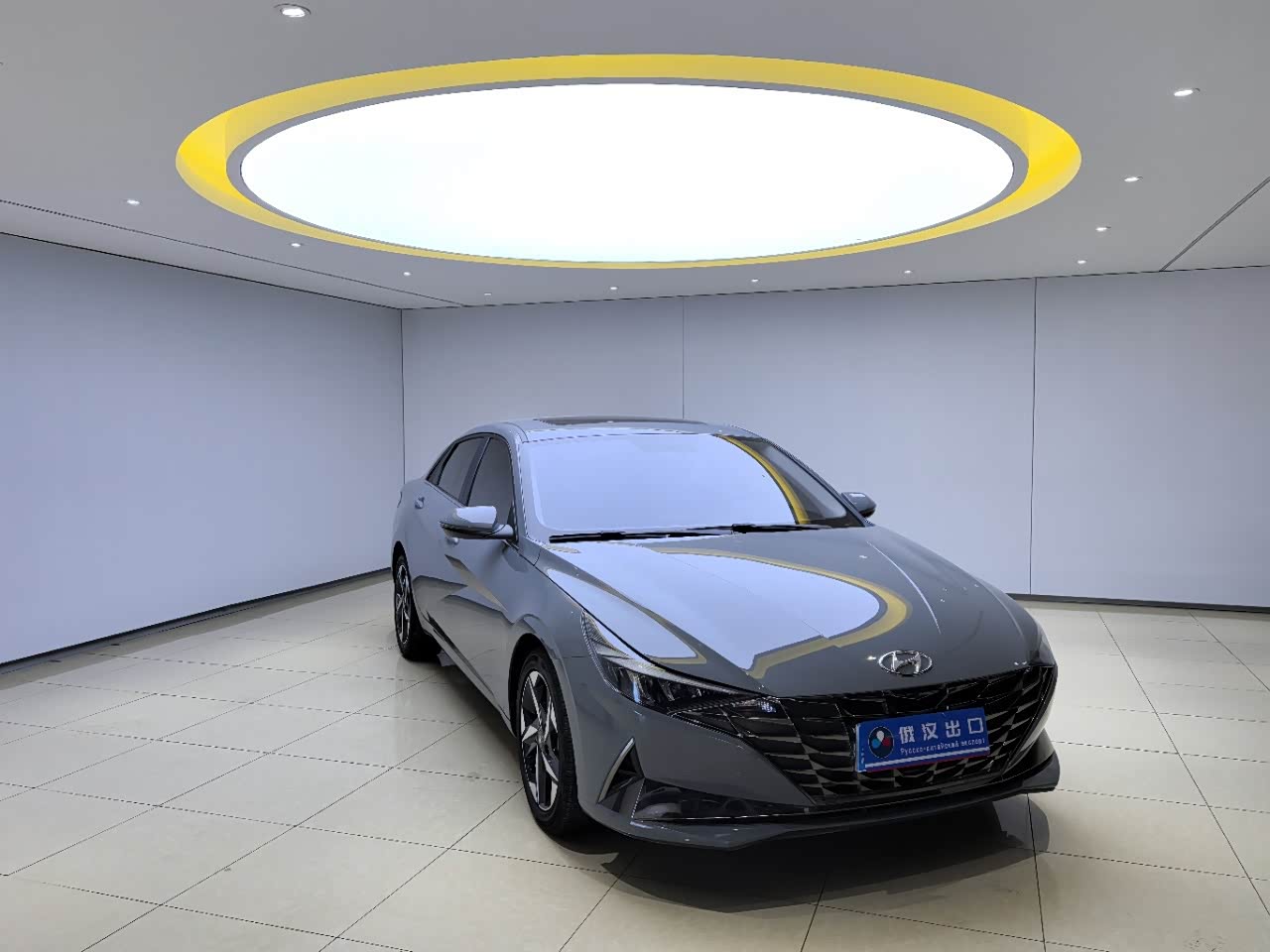 Hyundai Elantra 1.5 л 2023 г. Серебристо-серый, пробег 10000 км
