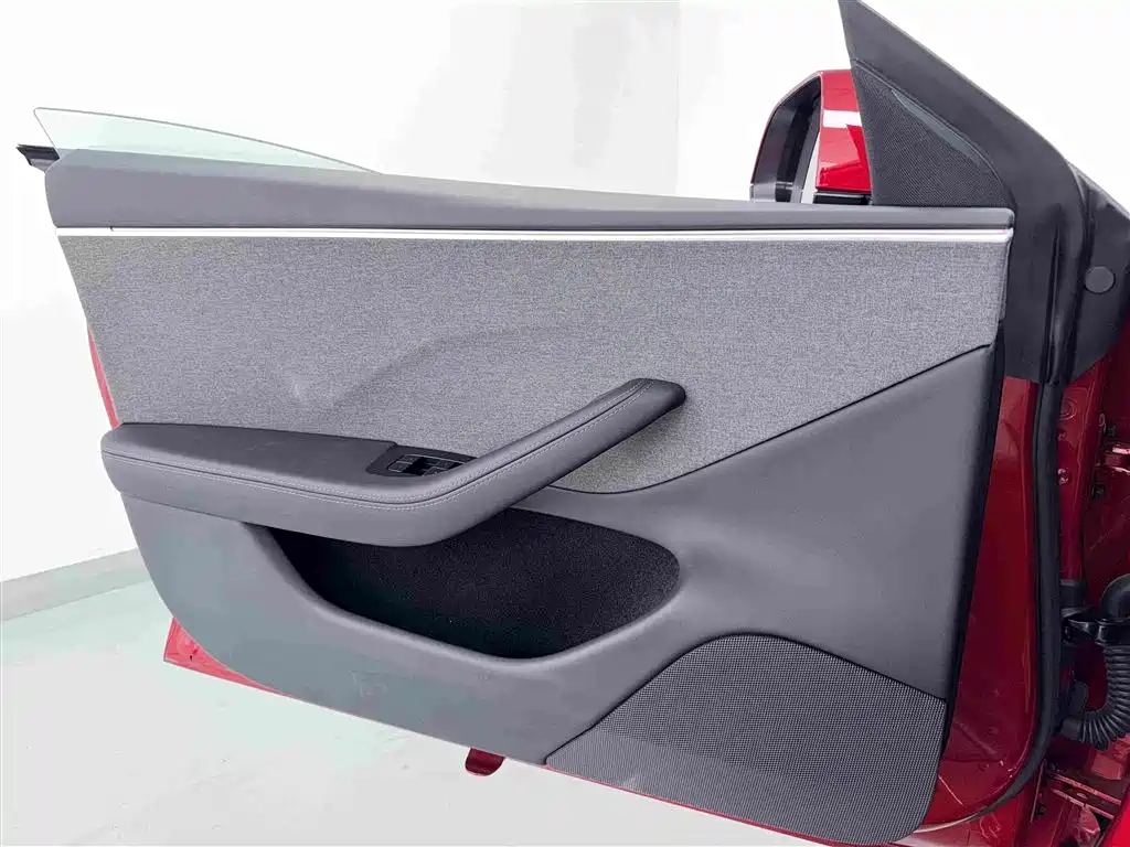 Tesla Model 3 — миниатюра 9