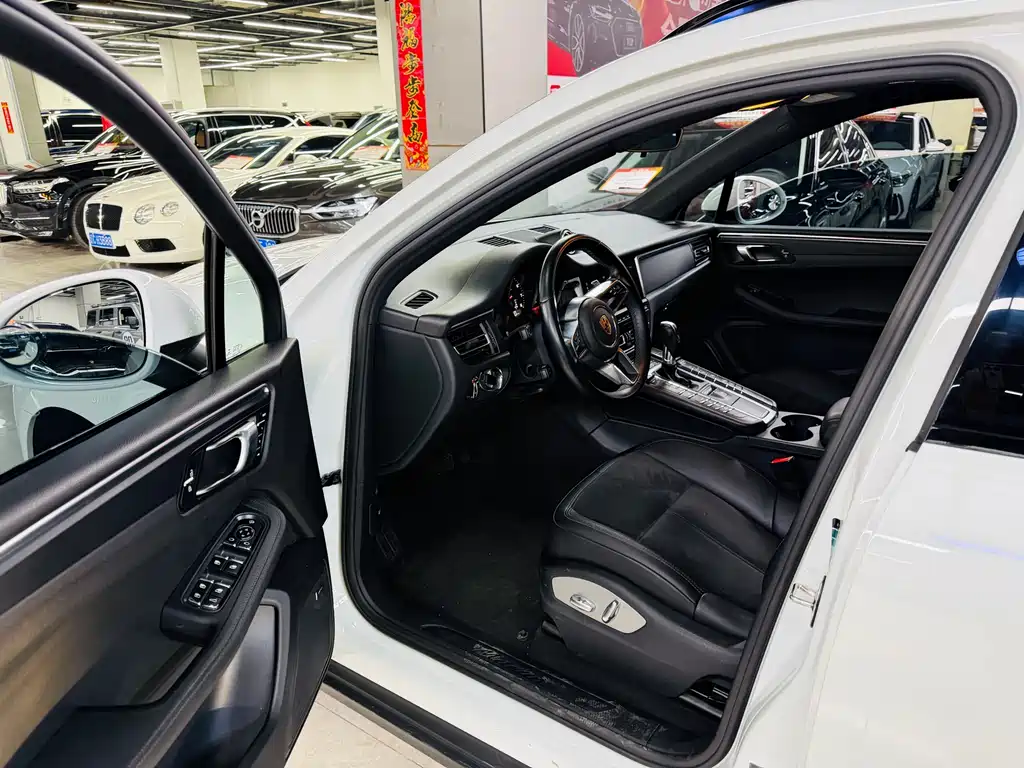 PORSCHE MACAN