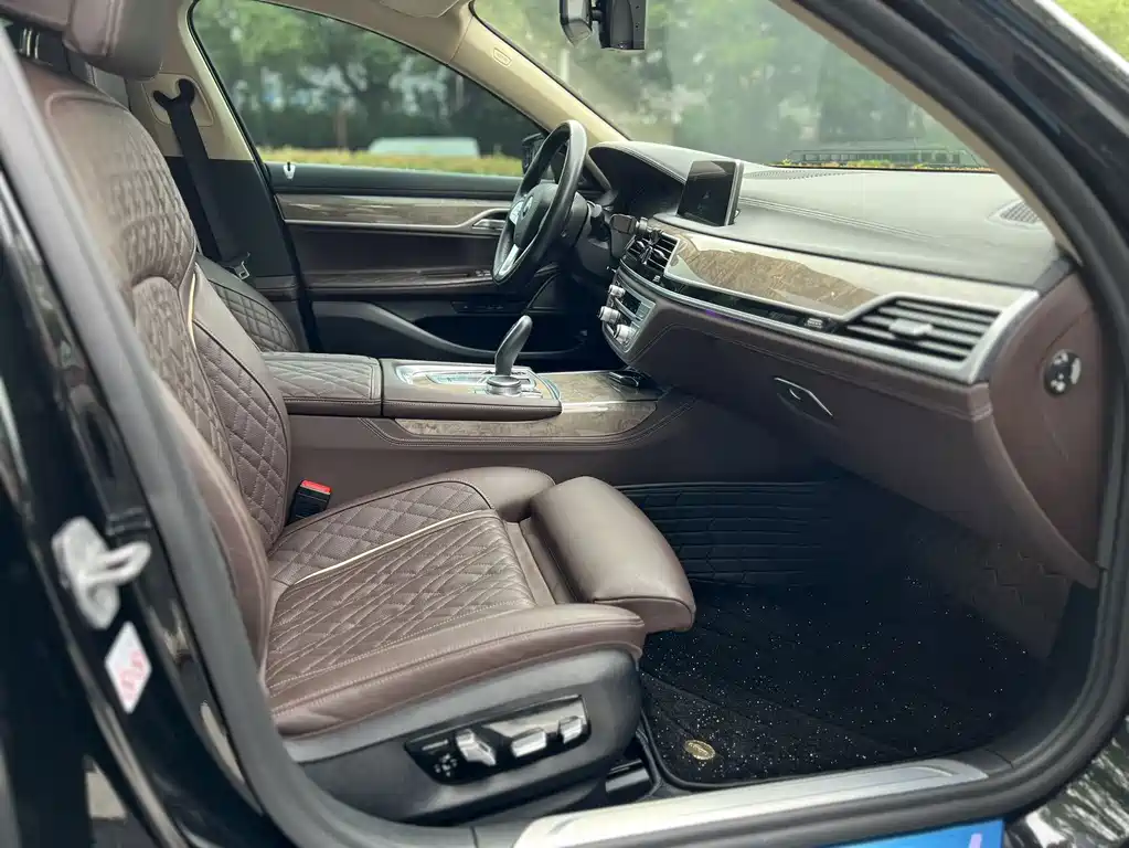 BMW 7 Series — миниатюра 12