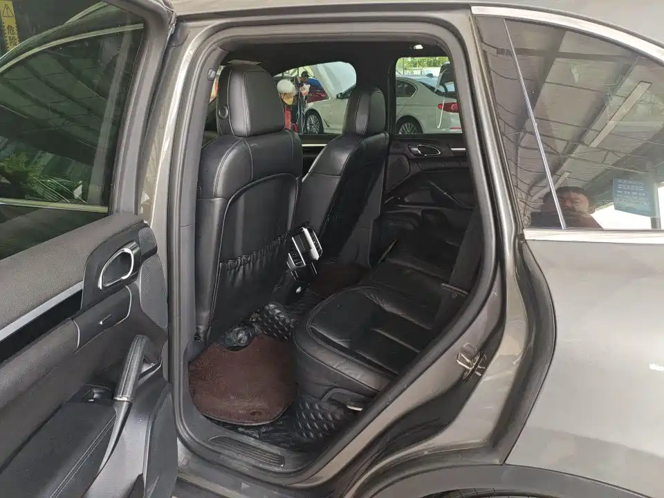 Porsche Cayenne — миниатюра 6