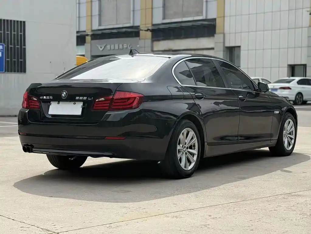BMW 5 Series — миниатюра 8