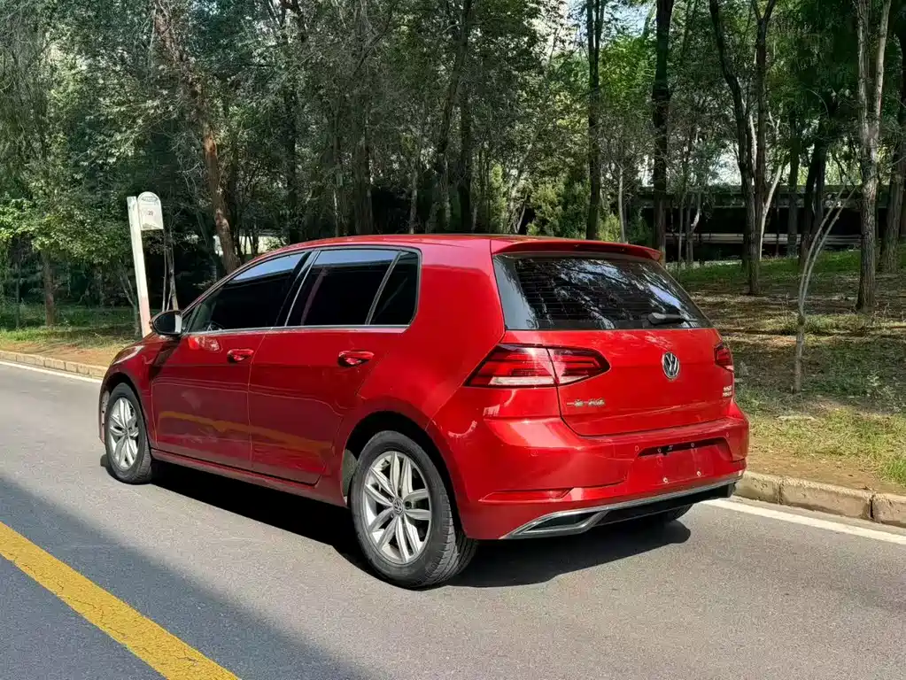 VOLKSWAGEN GOLF