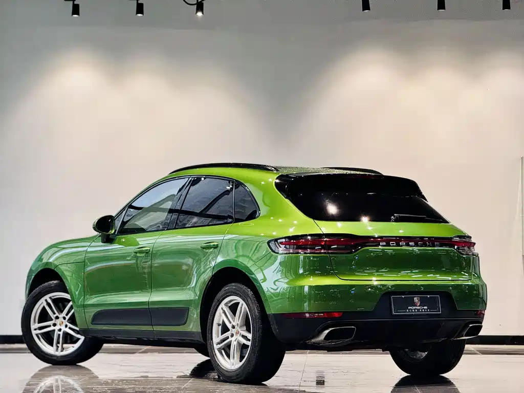 PORSCHE MACAN