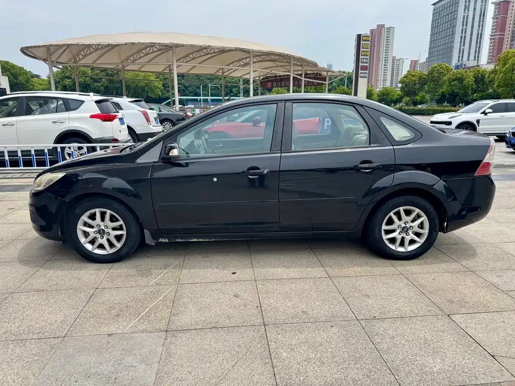 Ford Focus 2012 1.8L MT Fashion