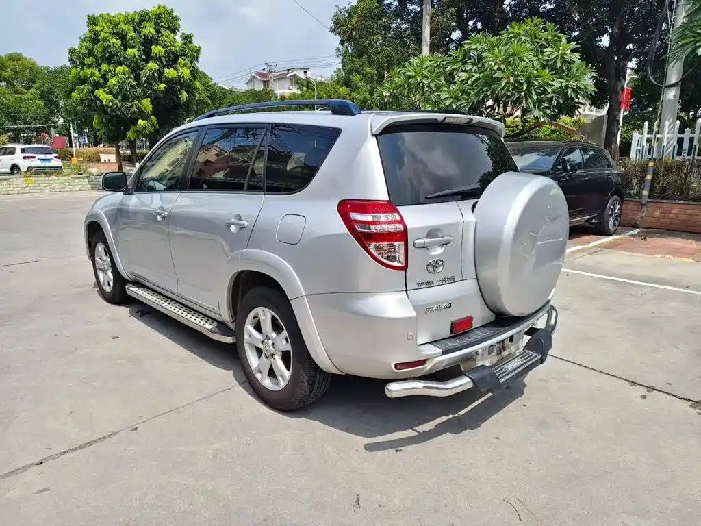 Toyota RAV4 — миниатюра 9