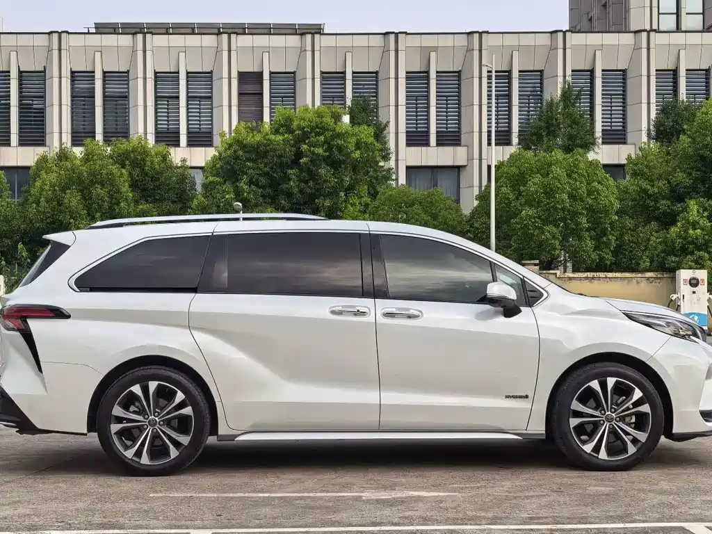 Toyota Granvia 2023 2.5L Luxury PLUS