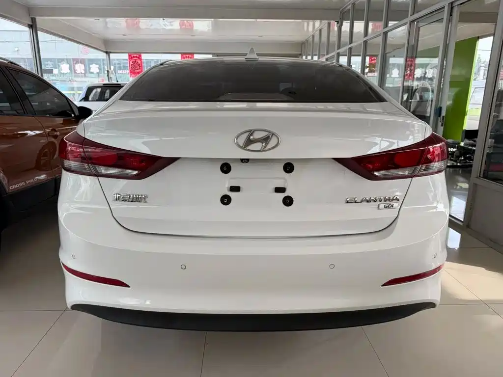 Hyundai Elantra — миниатюра 3