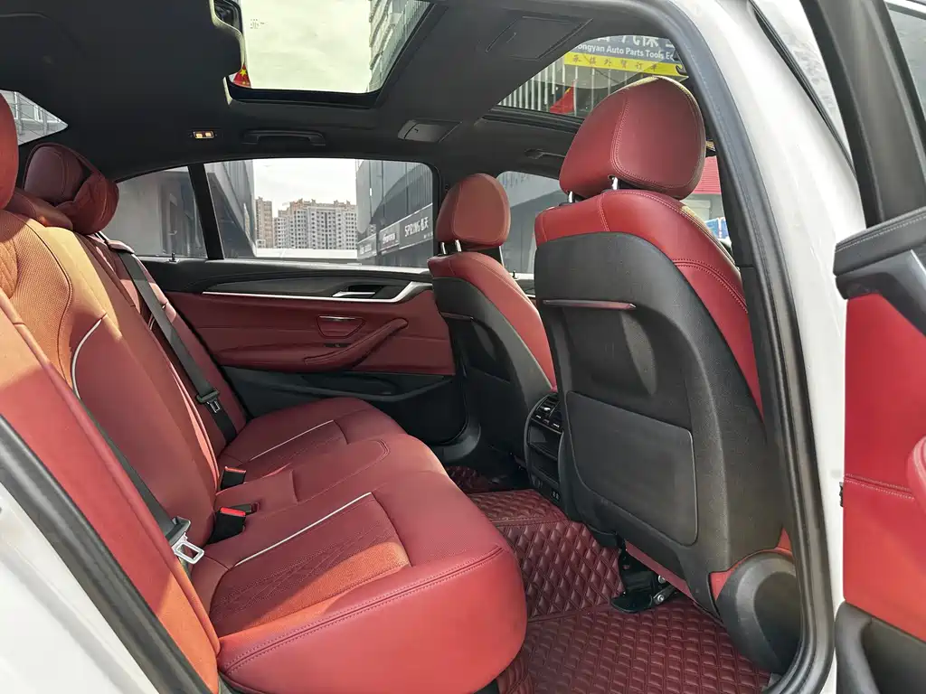 BMW 5 Series — миниатюра 8