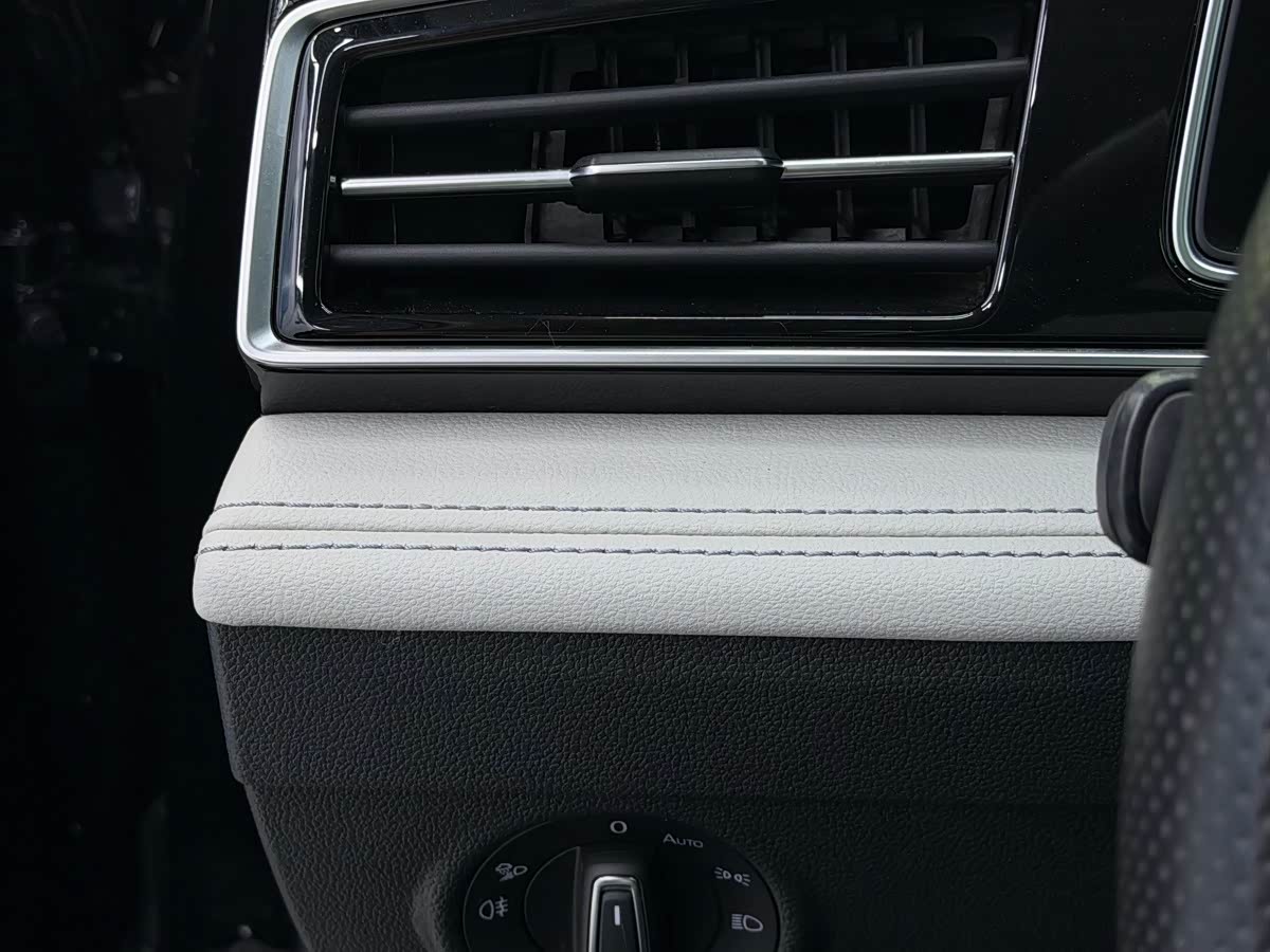 Volkswagen Tiguan L 1.4 л 2023 г. Чёрный, пробег 38500 км