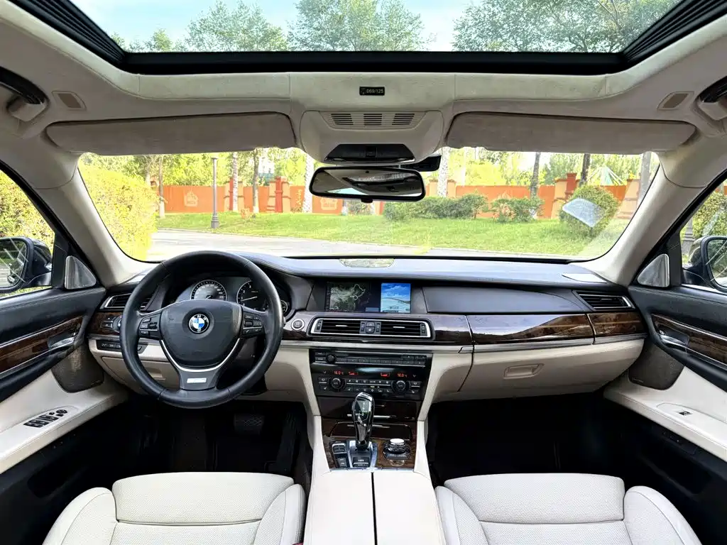 BMW 7 Series — миниатюра 11
