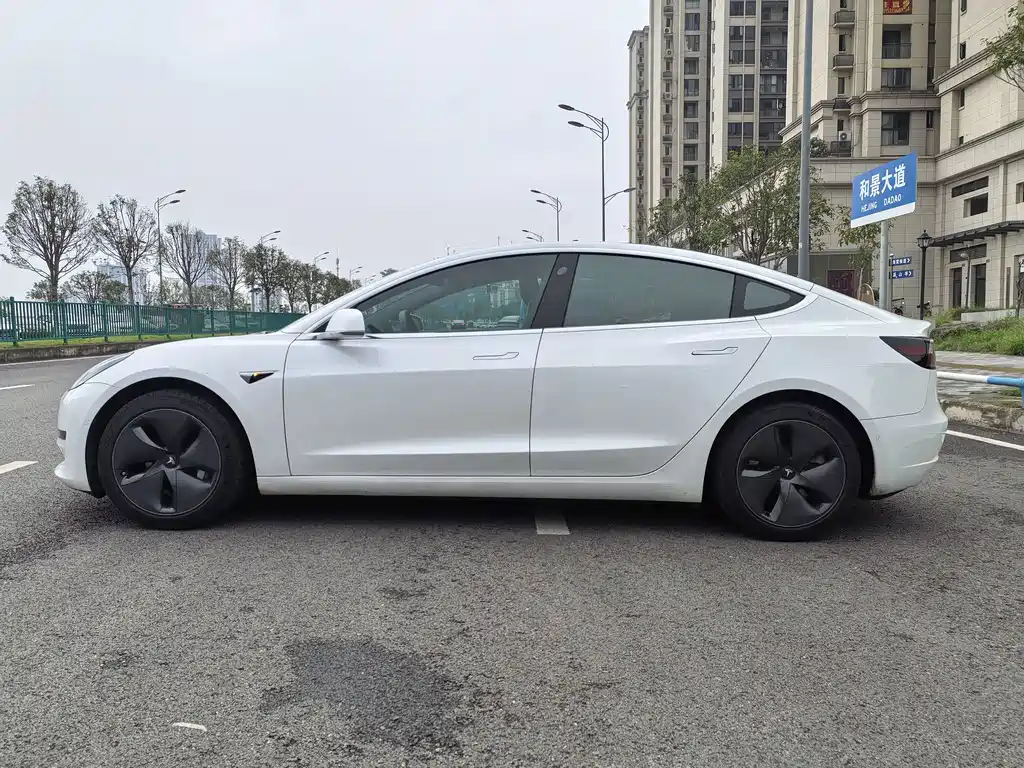Tesla Model 3 — миниатюра 8