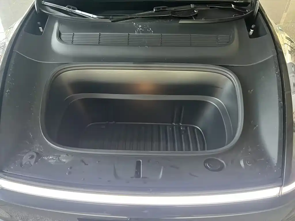 Tesla Model Y — миниатюра 21