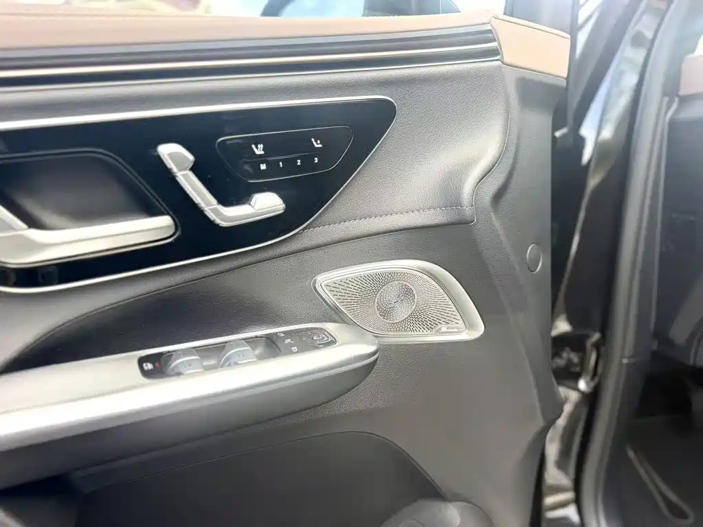 Mercedes-Benz EQE SUV — миниатюра 10