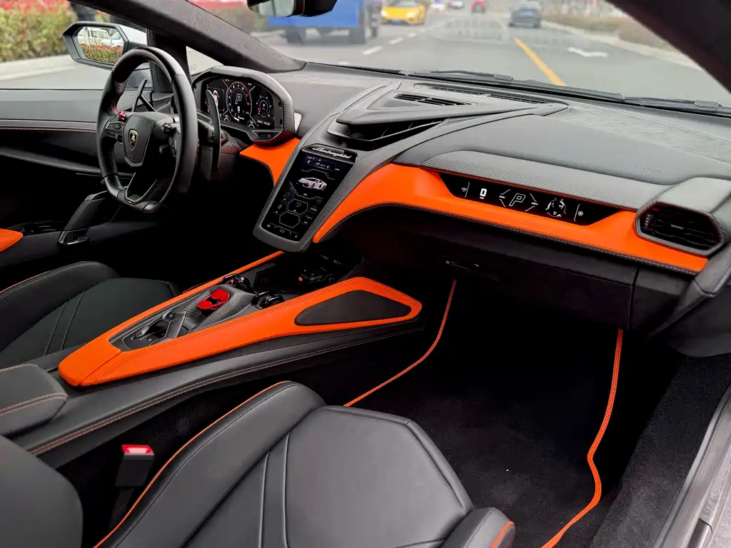 LAMBORGHINI REVUELTO