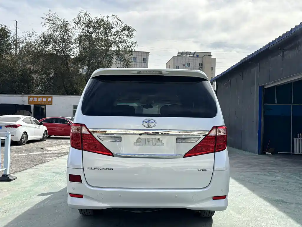 Toyota Alphard — миниатюра 9