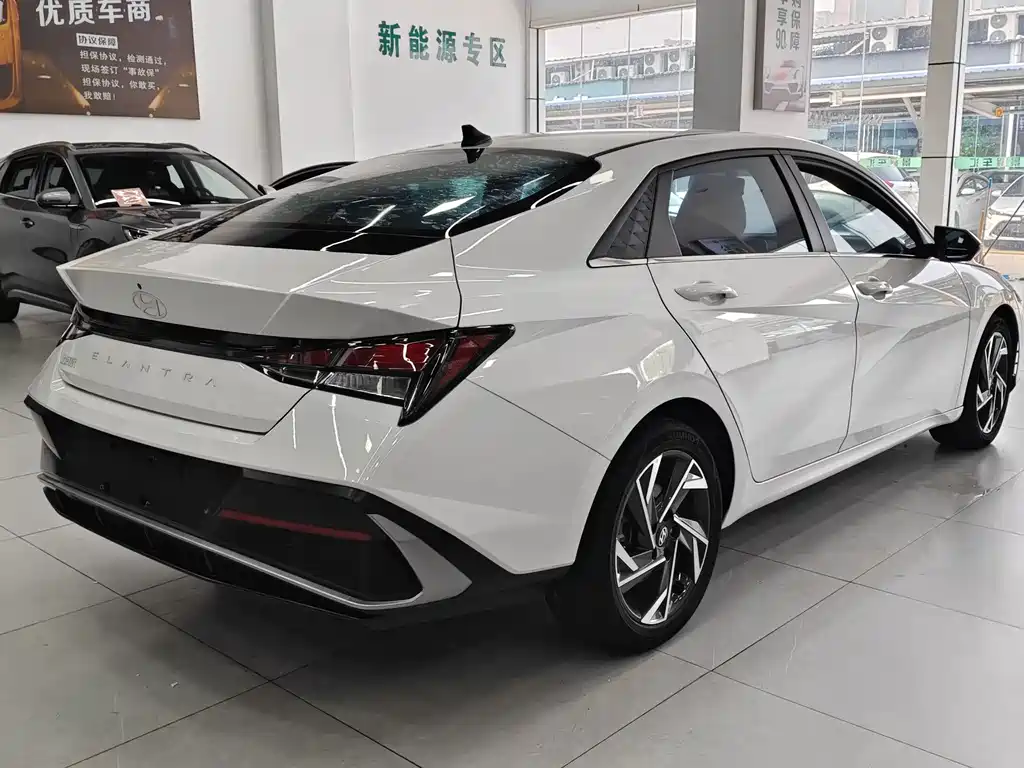 Hyundai Elantra 2023 — фото 10