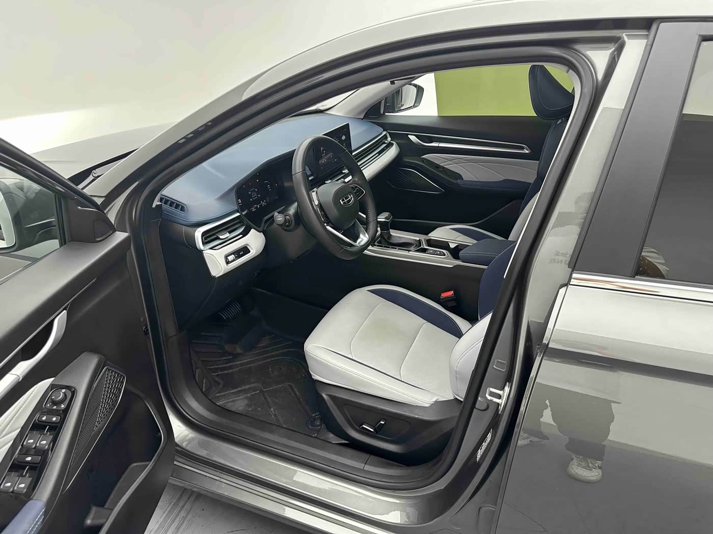 Geely Emgrand 1.5 л 2022 г. Серебристо-серый, пробег 25000 км