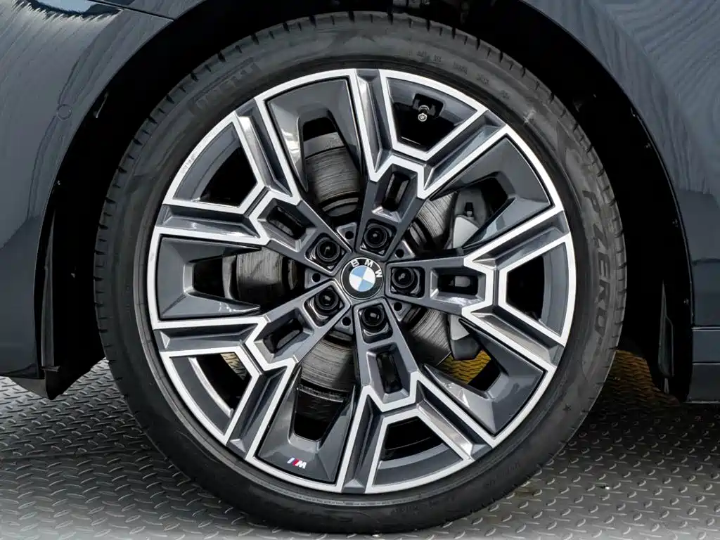 BMW 5 Series — миниатюра 10