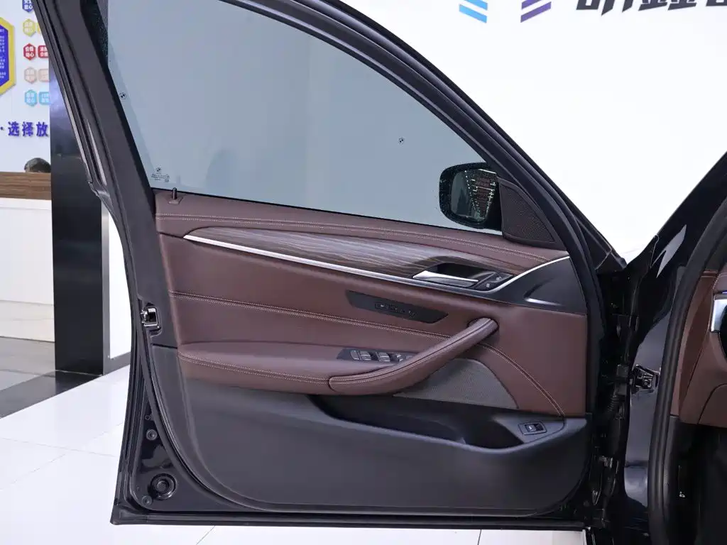 BMW 5 Series — миниатюра 18