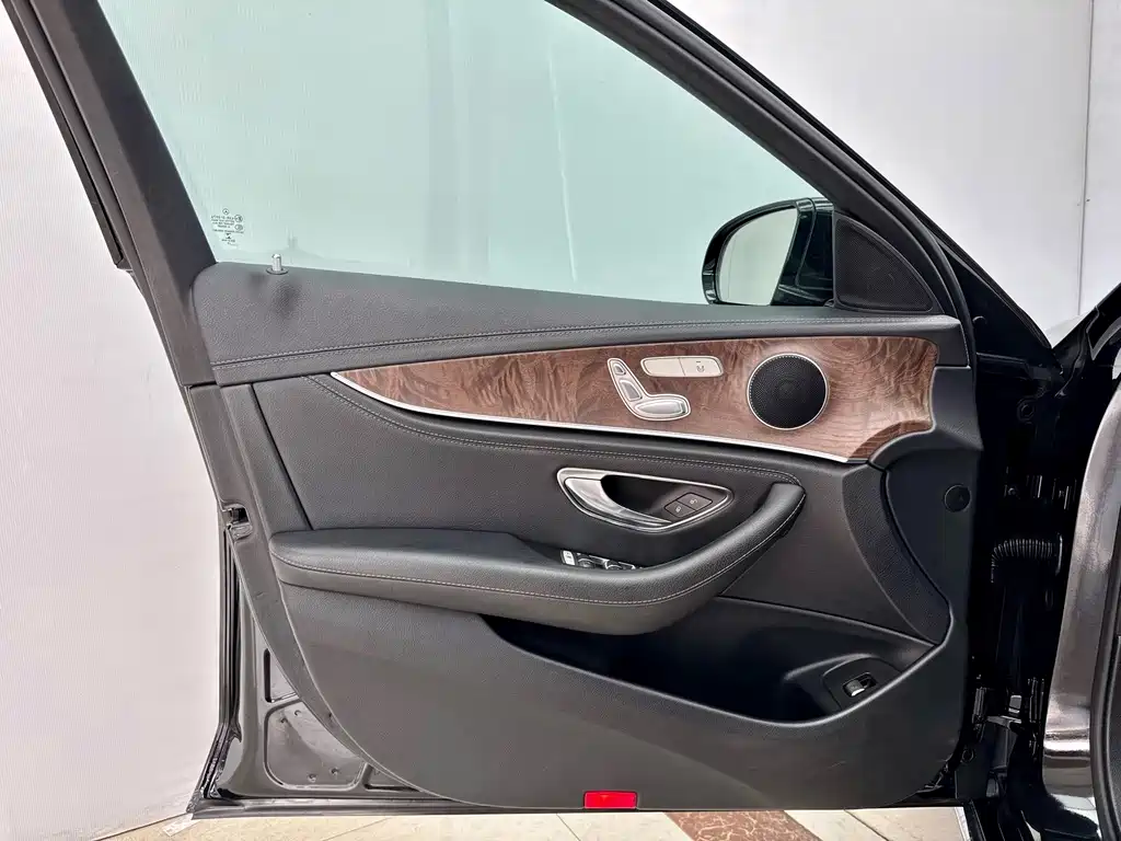 Mercedes-Benz E-Class — миниатюра 7