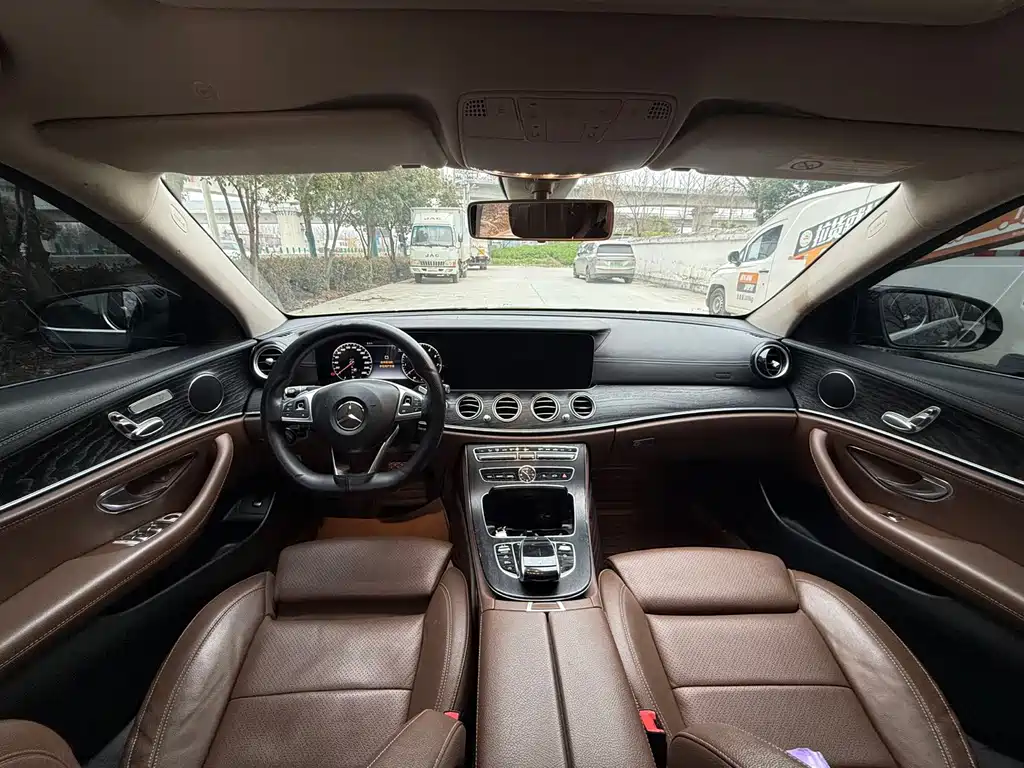 Mercedes-Benz E-Class — миниатюра 9