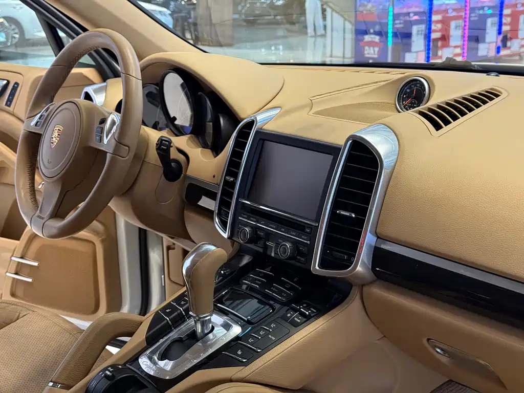 Porsche Cayenne — миниатюра 12
