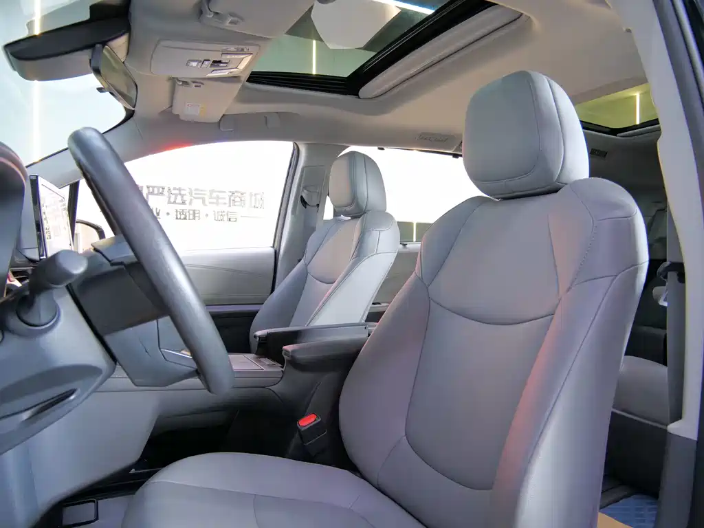 Toyota Granvia — миниатюра 11