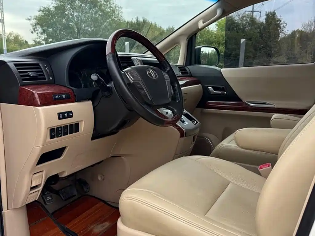 Toyota Alphard — миниатюра 8