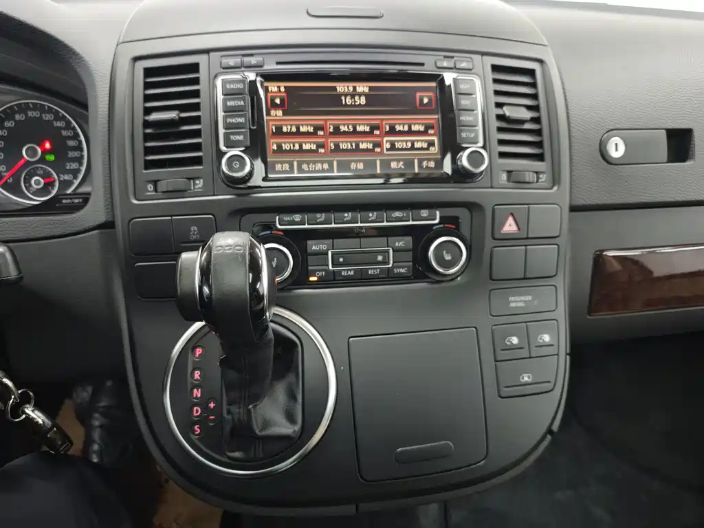 Volkswagen Multivan — миниатюра 21