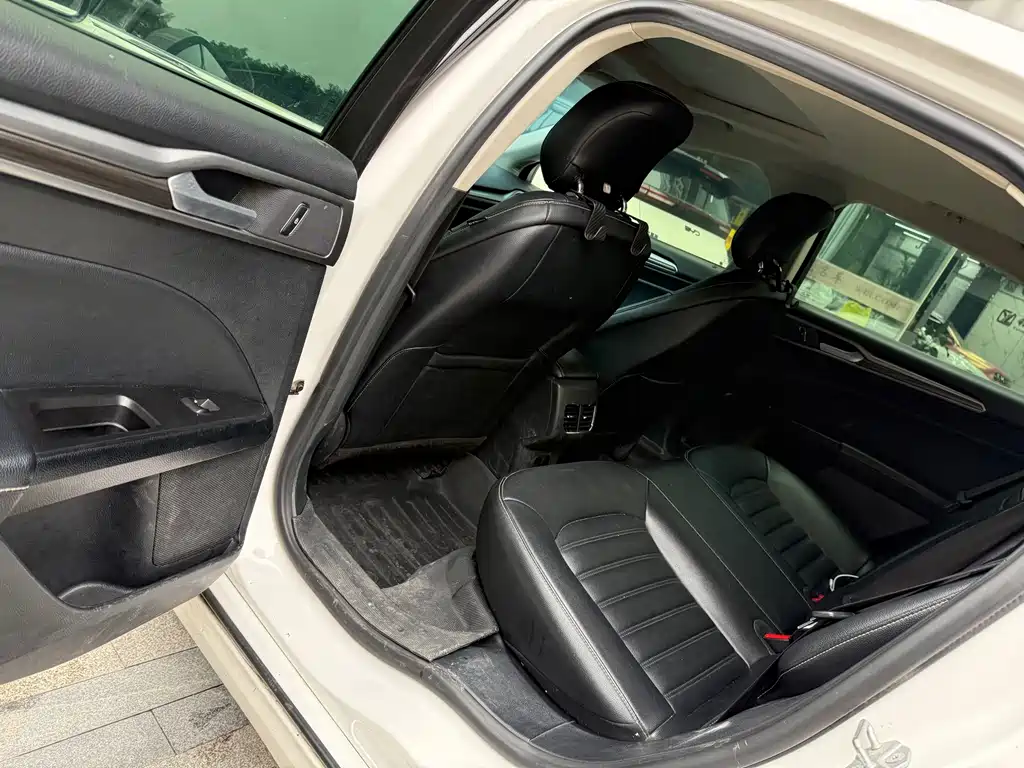 Ford Mondeo — миниатюра 6