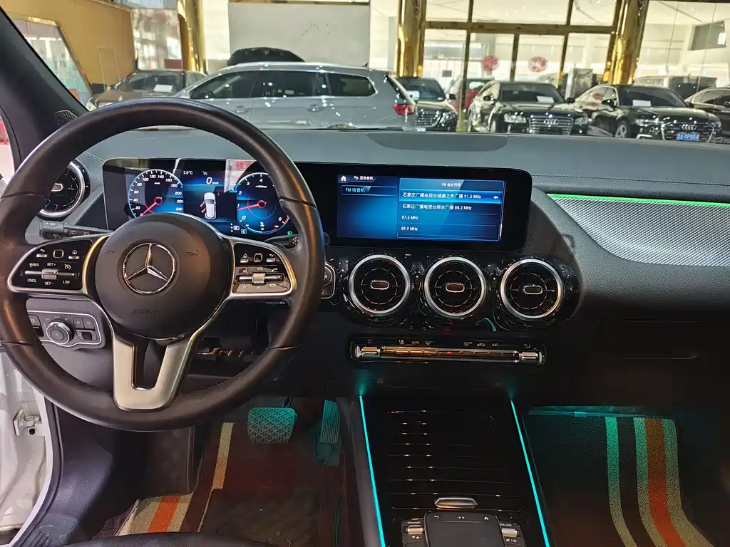MERCEDES-BENZ GLA