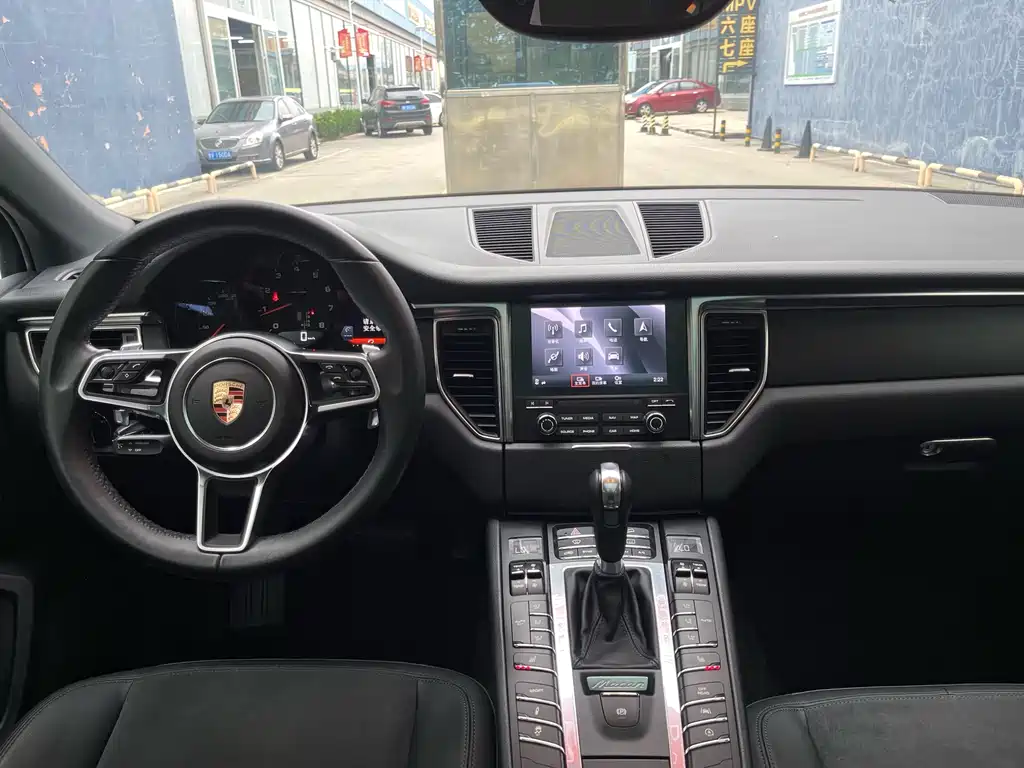 PORSCHE MACAN