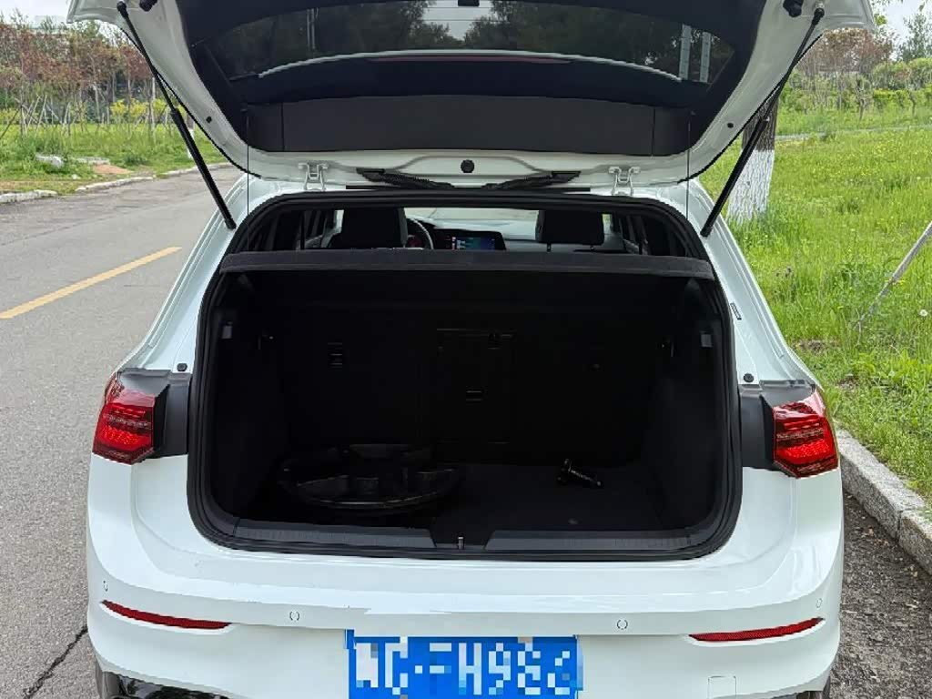 Volkswagen Golf 1.4 л 2023 г. Белый, пробег 40000 км