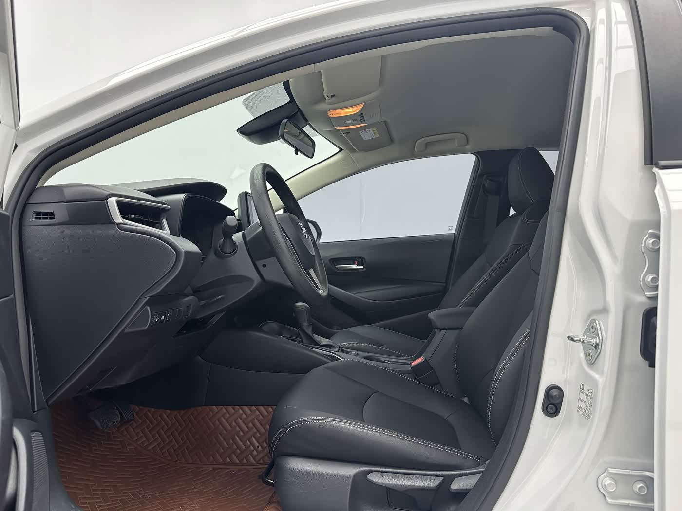 Toyota Corolla 1.5 л 2023 г. Белый, пробег 29000 км