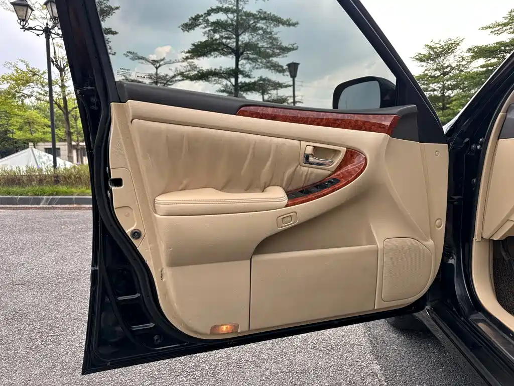 Toyota Crown — миниатюра 4